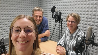 v.l. Charlien Schmitt, Michael Kaub und Christine Eichner im Studio. (Foto: Charlien Schmitt/Stadt Hagen)