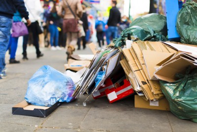 Die Ausstellung behandelt die Folgen der Wegwerfgesellschaft. (Foto: icsnaps/Shutterstock)